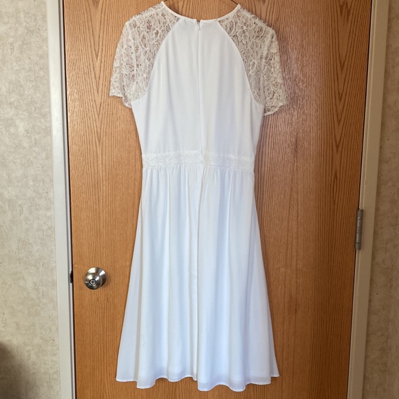 ASOS US Size 8 Flowy White Short Sleeved Dress w Lace Accents Falls Below Knee - Picture 3 of 8
